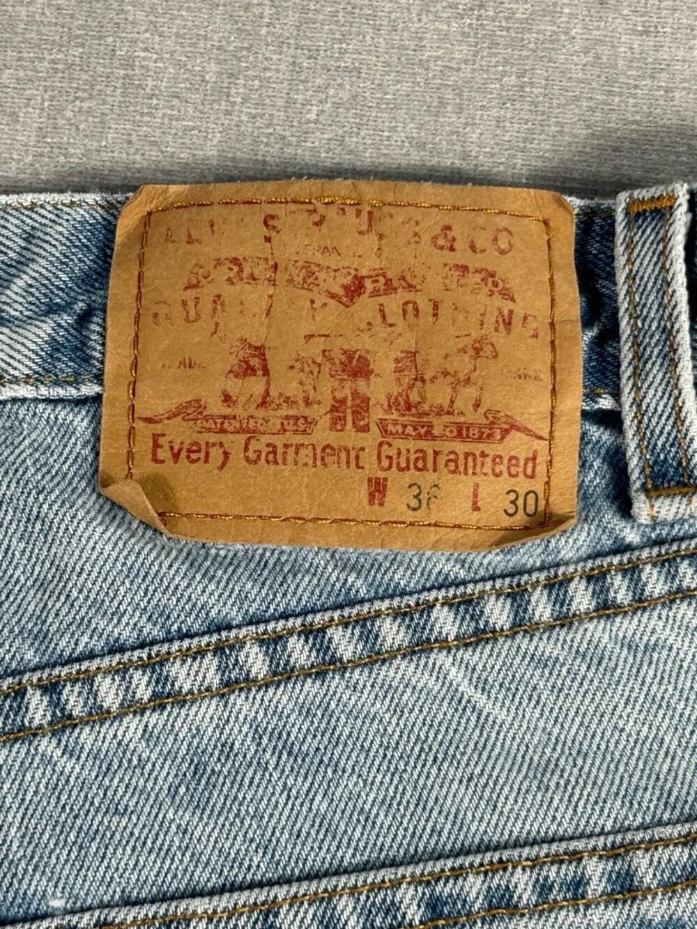 Vintage Y2K Light Wash Levi's Straight Leg Relaxed 36x30 90s Distressed Casual